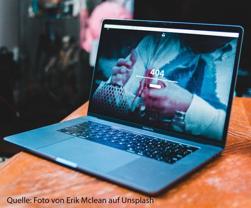 Aufgeklappter Laptop mit der Anzeige einer 404-Page auf dem Display
