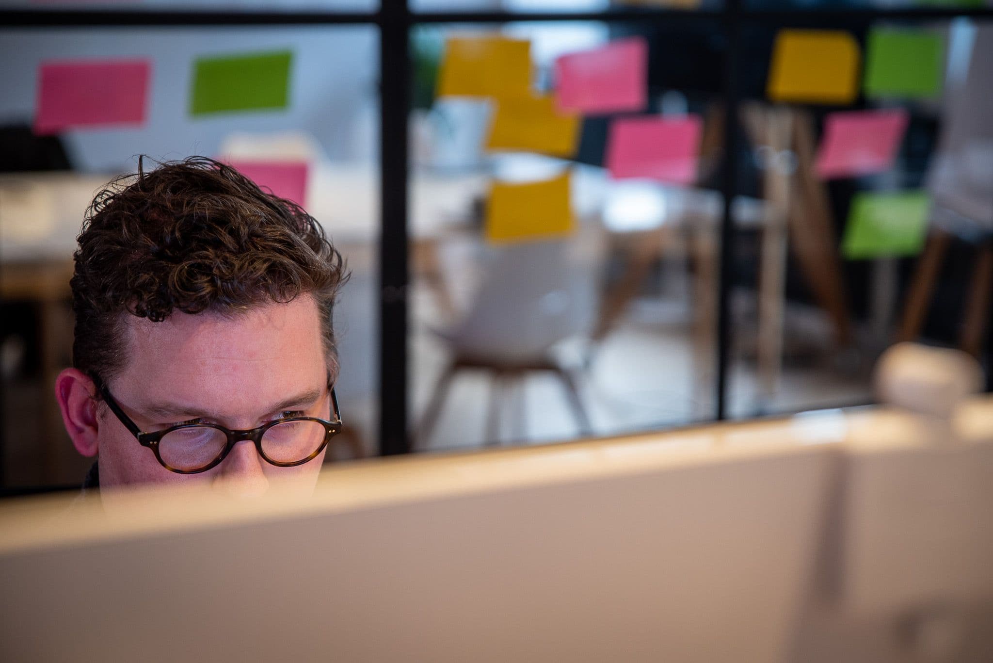 Immo, UX-Researcher, arbeitet am Monitor
